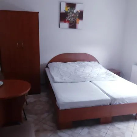 Ozzy Holiday Guest house *